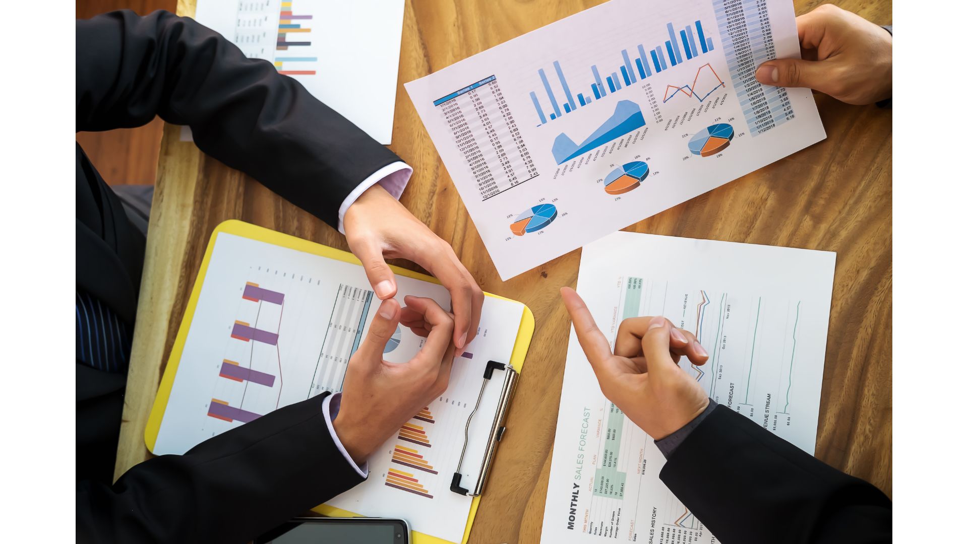 Reunión comercial revisando reportes de ventas de marcas representadas